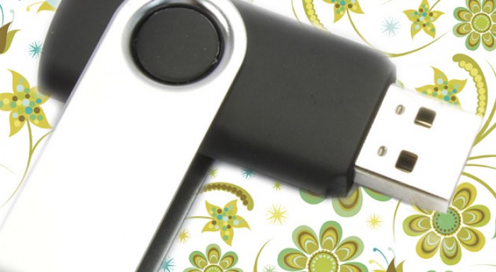 Veľkokapacitný 32 GB USB kľúč.