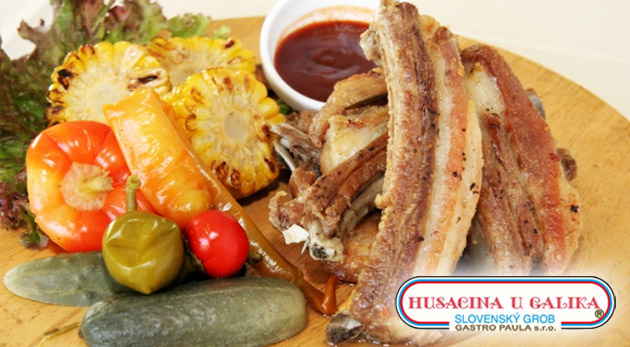Lahodné marinované grilované rebierka s prílohou u
