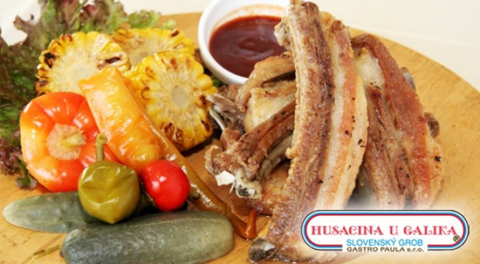 Lahodné marinované grilované rebierka s prílohou u