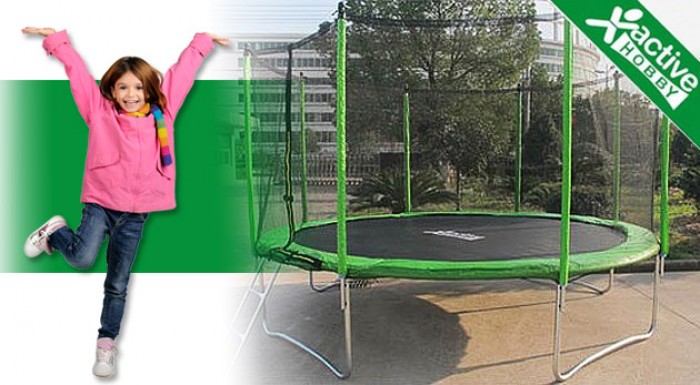 Trampolína s ochrannou sieťou a rebríkom