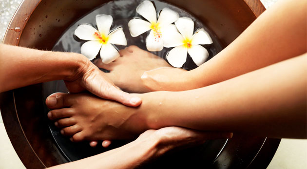 Krásne nohy - úprava nechtov alebo mokrá pedikúra