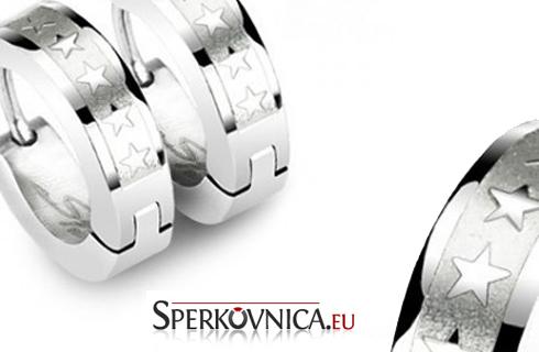 Leštené oceľové náušnice s vyrezavanými hviezdička