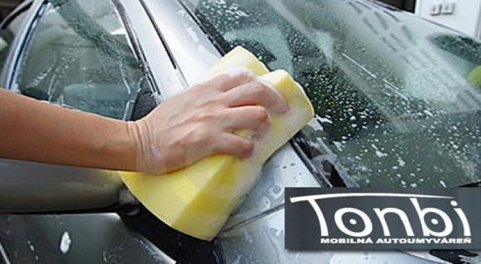 Ručné umytie automobilu v mobilnej autoumyvárni To