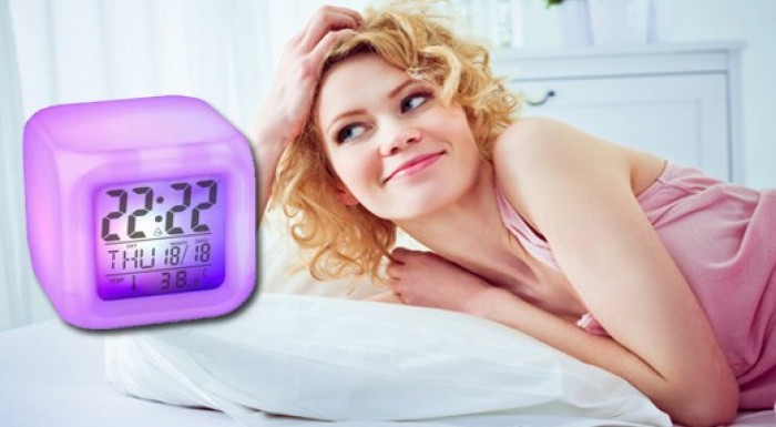 Digitálny LED diódový budík s meniacimi sa farbami