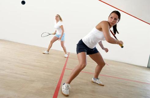 Hodina squashu a dva iontové nápoje len za 4,40 € 