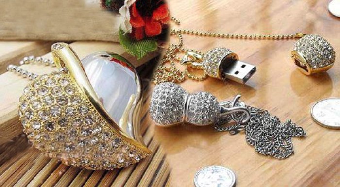 USB kľúč v tvare srdca alebo hrušky