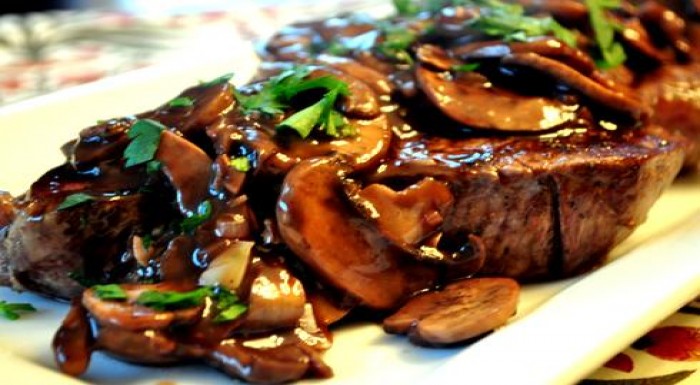 Hovädzia sviečková so šampiňónmi, červeným vínom, 