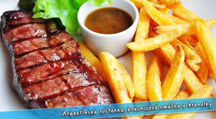 Argentínska roštenka, brusinková omáčka + hranolky.