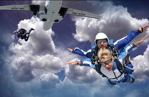 TANDEMOVÝ ZOSKOK z výšky až 4000m na letisku Senic
