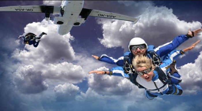 TANDEMOVÝ ZOSKOK z výšky až 4000m na letisku Senic