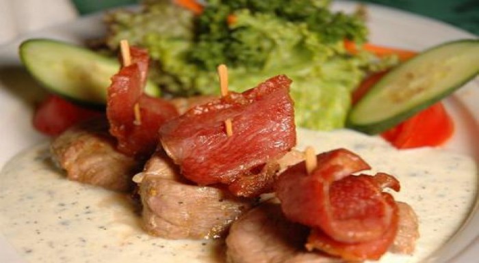 Šťavnatý steak, či kuriatko, chutné cestoviny, sla