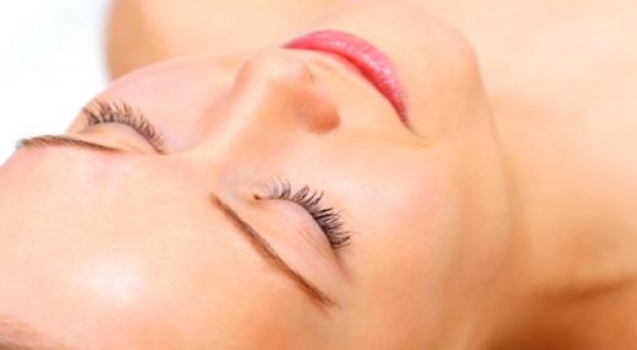 Nechajte si vyčistiť pleť, naniesť masku, vymasíro