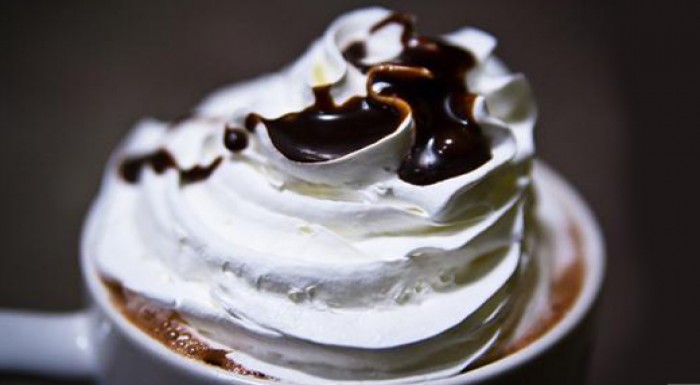 Lahodná horúca čokoláda so šľahačkou len za 0,85 €