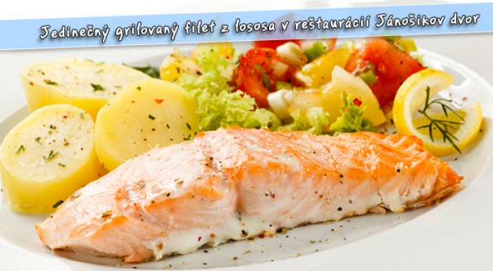 Letná pochúťka - grilovaný filet z lososa a zemiakmi.