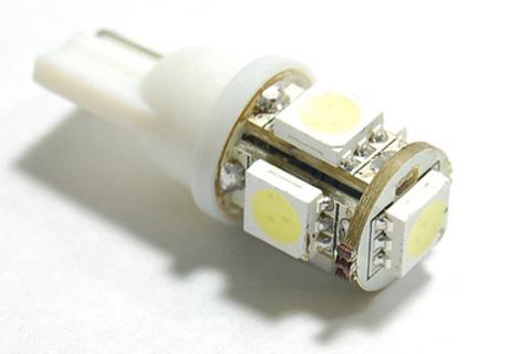 Praskajú Vám často žiarovky v aute? Vymeňte žiarov