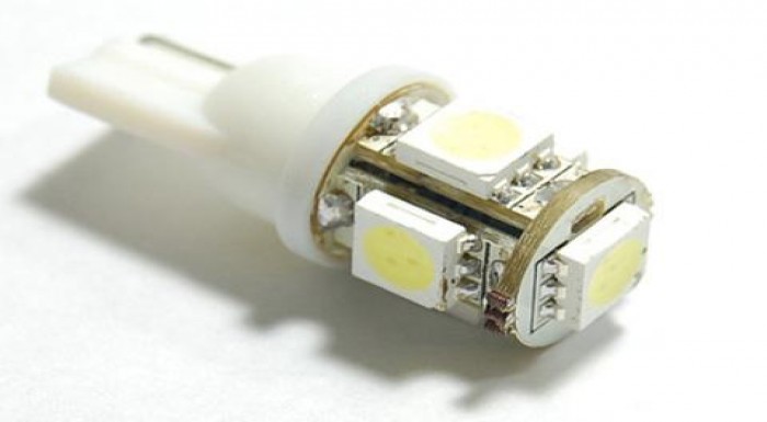 Praskajú Vám často žiarovky v aute? Vymeňte žiarov