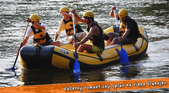 Nočný splav Dunajca v Pieninskom národnom parku.