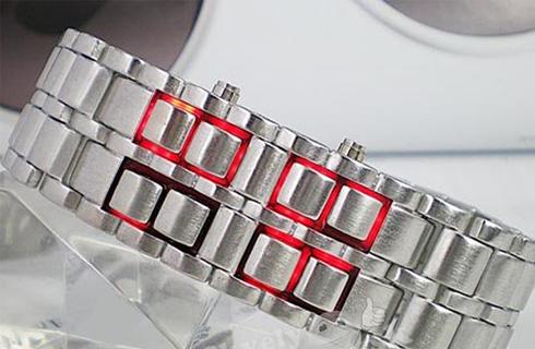 Špičkový módny doplnok. Kovový náramok s nenápadne