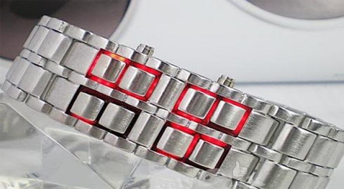 Špičkový módny doplnok. Kovový náramok s nenápadne