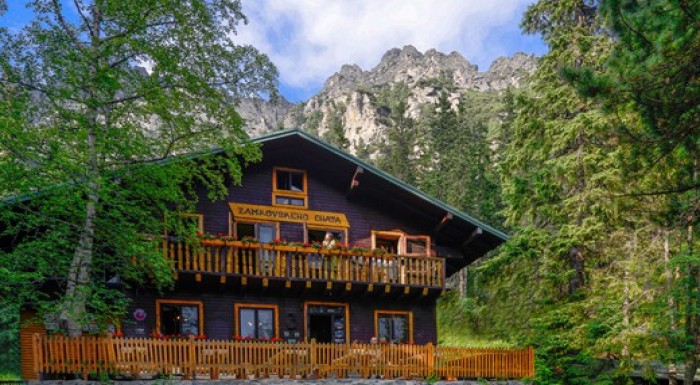 Zamkovského chata v objatí Vysokých Tatier