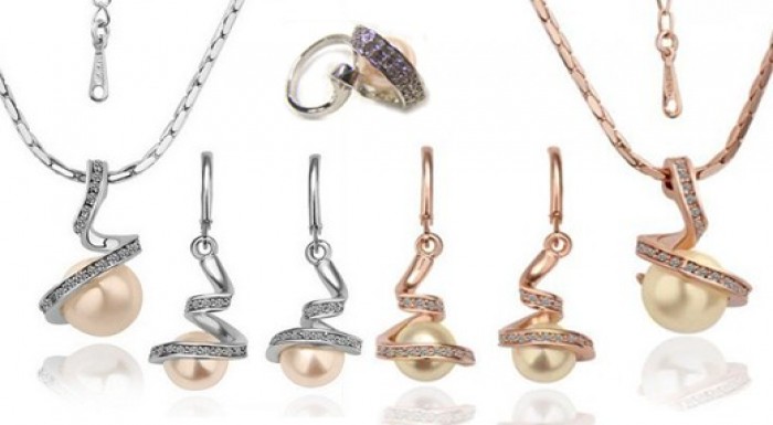 Krásny perlový set náušníc, náhrdelníku a prsteňa