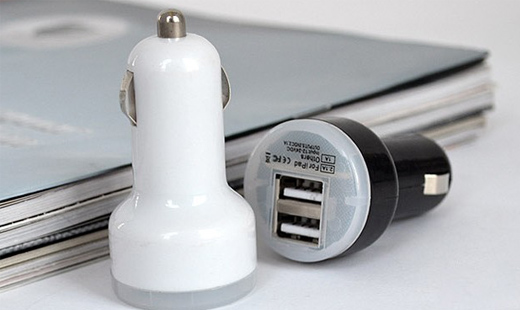 Praktická USB autonabíjačka s dvomi výstupmi