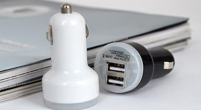 Praktická USB autonabíjačka s dvomi výstupmi