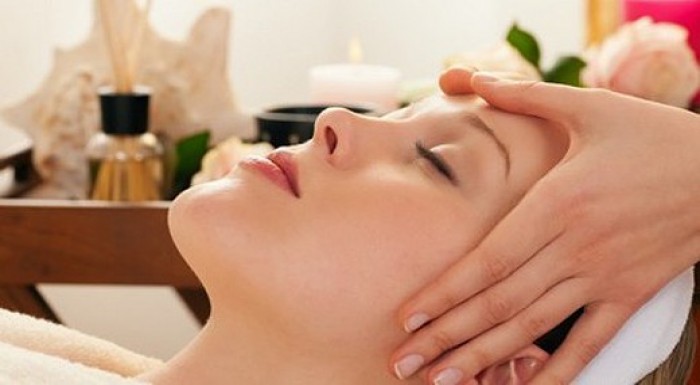 Liftingová masáž tváre s kolagénovou maskou