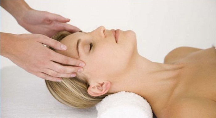 Oddiaľte starnutie pleti s masážou tváre, krku a d