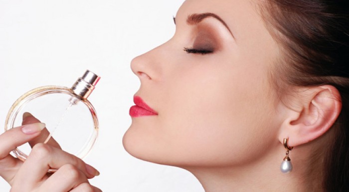 Poukážka v hodnote 10 € na nákup parfémov v cene l