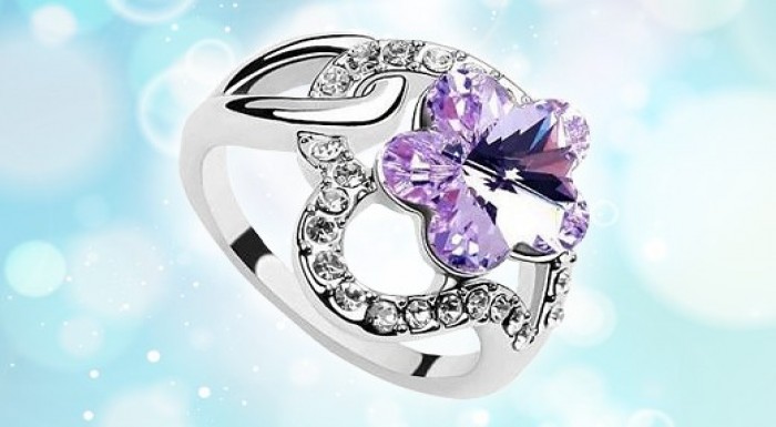 Krásny prsteň zdobený krištáľovou kvetinou Swarovs