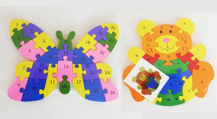 Drevené detské puzzle s abecedou a číslami.