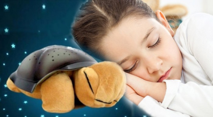 Nechajte hrajúcu korytnačku premeniť detskú izbu na kúzelnú nočnú oblohu.