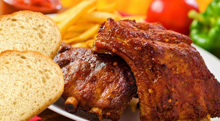 Grilované rebrá a krídelká v Dúbravke