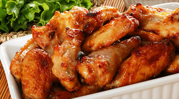 Lahodné grilované kuracie krídelká so zeleninovou oblohou - hodujte vo veľkom štýle.
