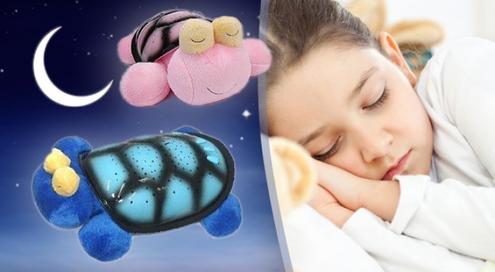 Roztomilá hrajúca korytnačka premení každú detskú izbu na kúzelnú nočnú oblohu.