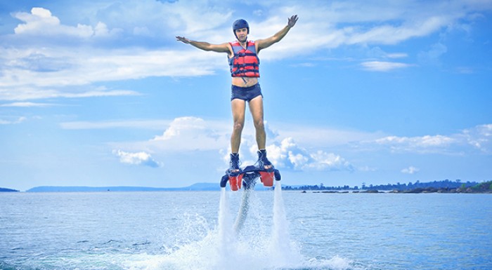 Adrenalínový flyboarding - lietanie nad vodou