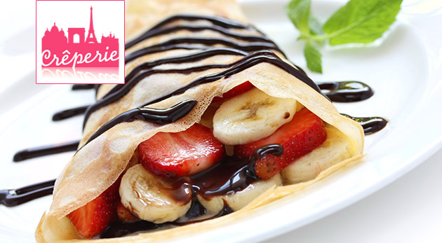 Lahodná palacinka s dvoma plnkami a s nápojom