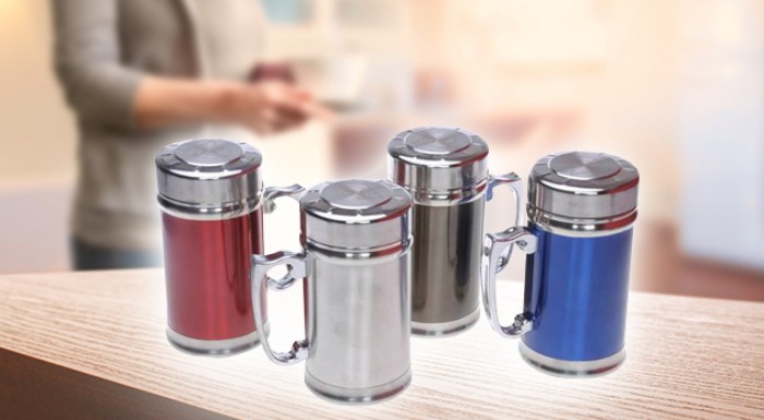 Štýlový nerezový hrnček so sitkom