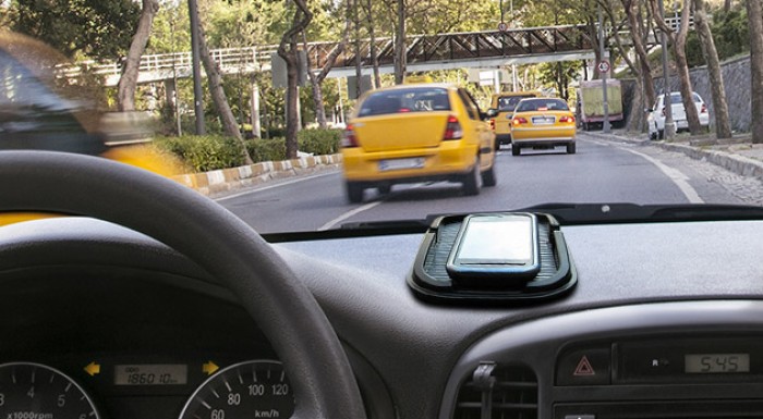 Protišmyková podložka s držiakom na GPS do auta