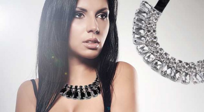 Náhrdelník s kamienkami na stužke