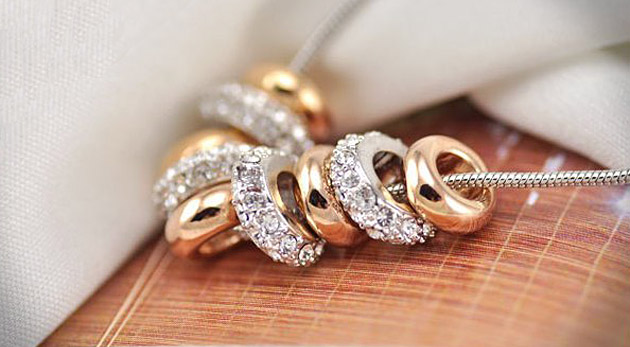 Upútajte svoje okolie nadčasovým, ženským a univerzálnym šperkom. Swarovski doplnok poteší každú ženu.
