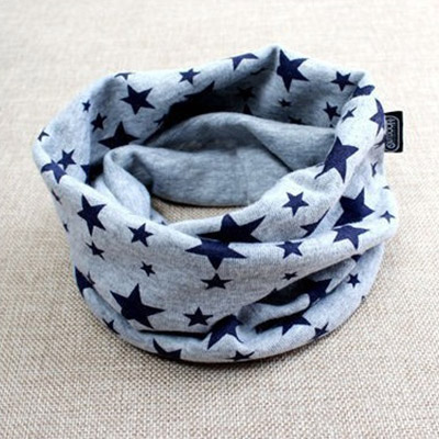 Hrejivý nákrčník pre deti a tínedžerov - vzor hviezda - sivý