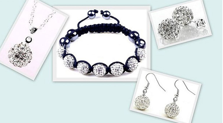 7-dielny set šperkov v bielej farbe: 2 páry náušníc, retiazka s príveskom a náramok v organzovom vrecúšku