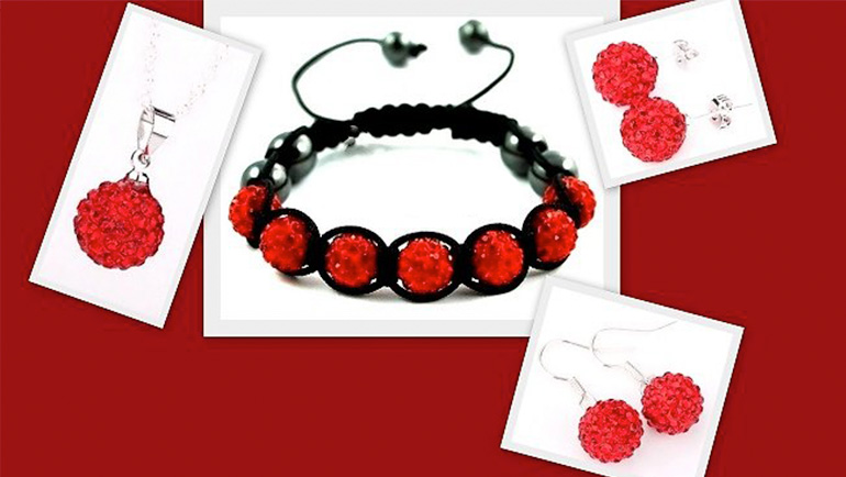 7-dielny set šperkov v červenej farbe: 2 páry náušníc, retiazka s príveskom a náramok v organzovom vrecúšku