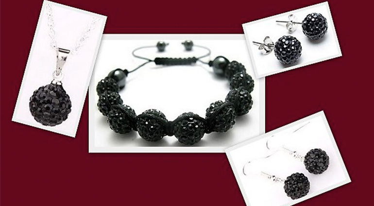 7-dielny set šperkov v čiernej farbe: 2 páry náušníc, retiazka s príveskom a náramok v organzovom vrecúšku