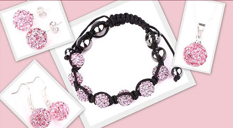 7-dielny set šperkov v ružovej farbe: 2 páry náušníc, retiazka s príveskom a náramok v organzovom vrecúšku