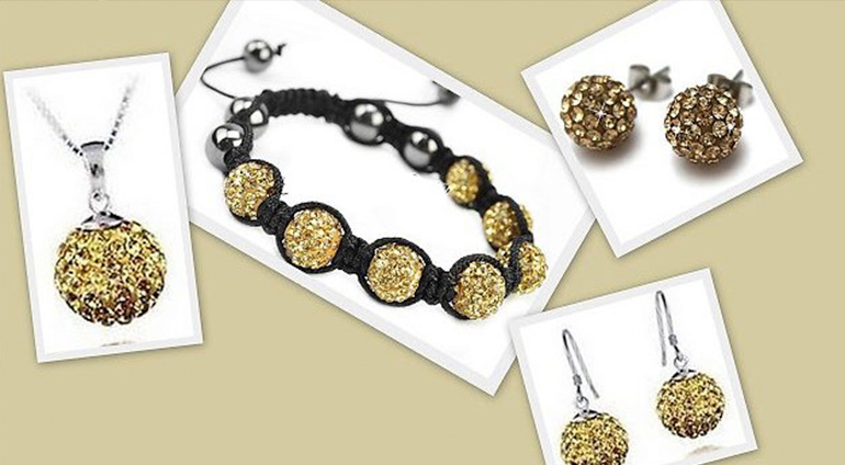 7-dielny set šperkov v zlatej farbe: 2 páry náušníc, retiazka s príveskom a náramok v organzovom vrecúšku