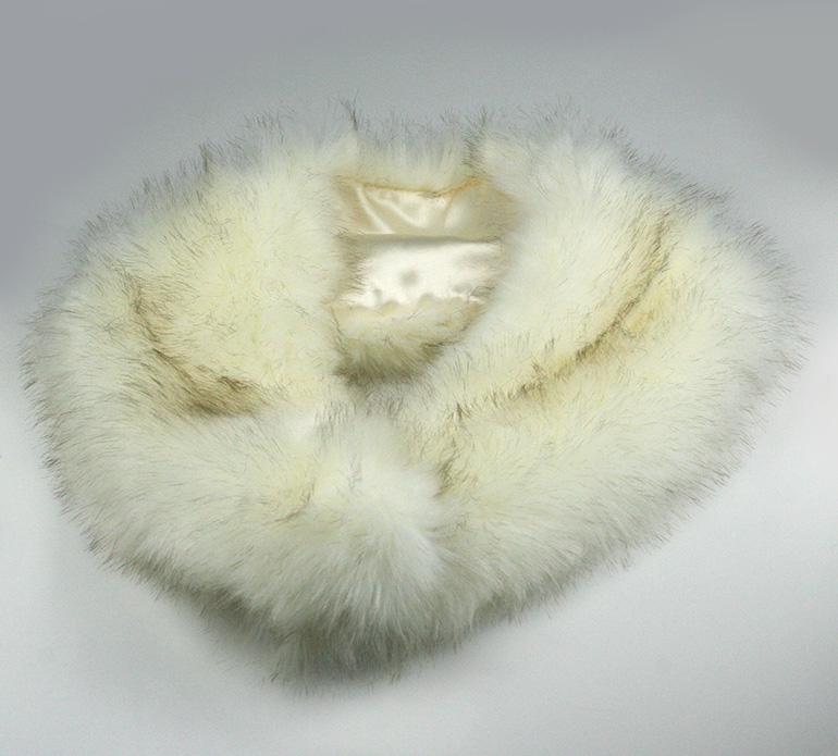 Golier z umelej kožušiny na zapínanie - smotanový