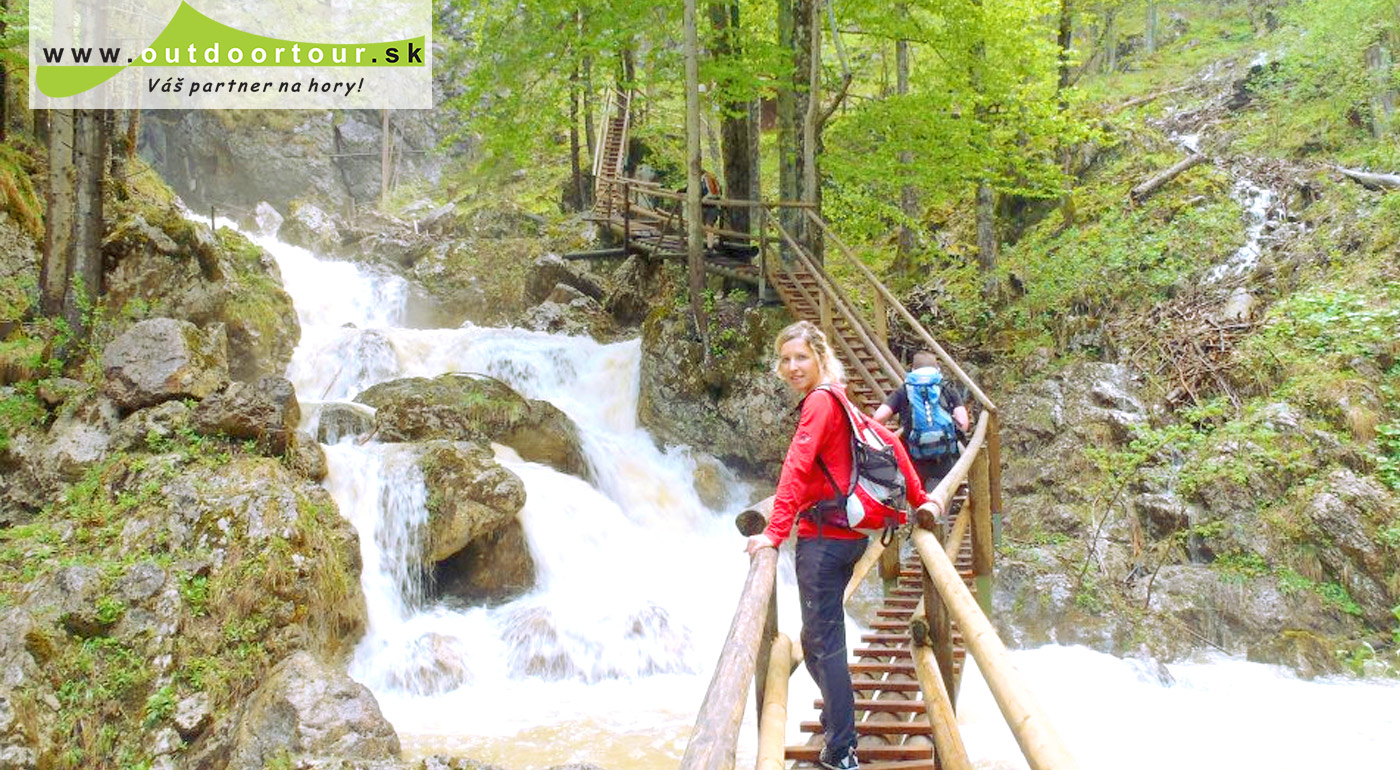Jarná turistika v Medvedej rokline v Alpách
